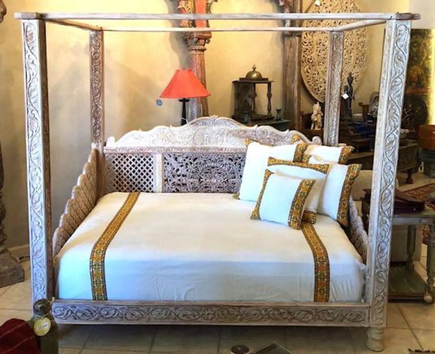 Canopy daybed in interior decor