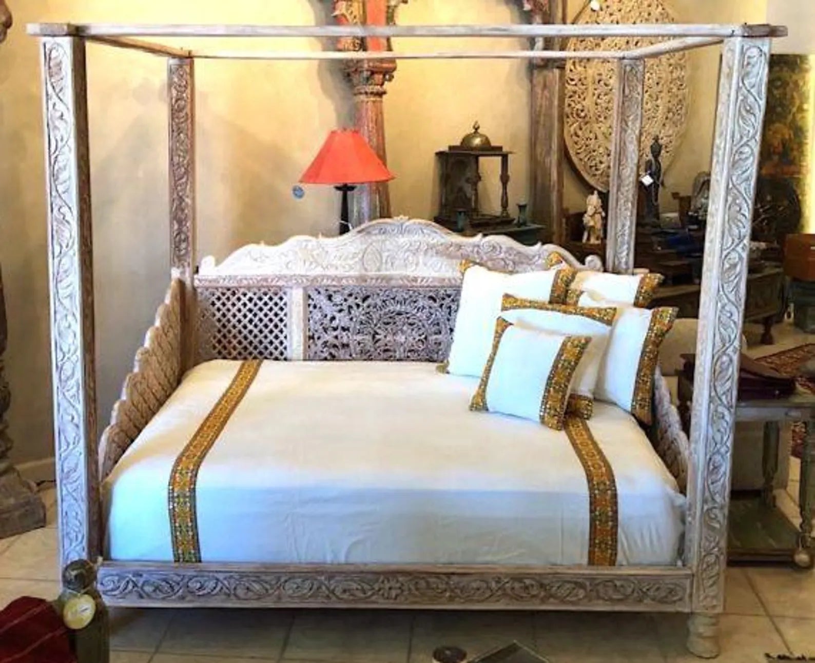 Canopy daybed in interior decor