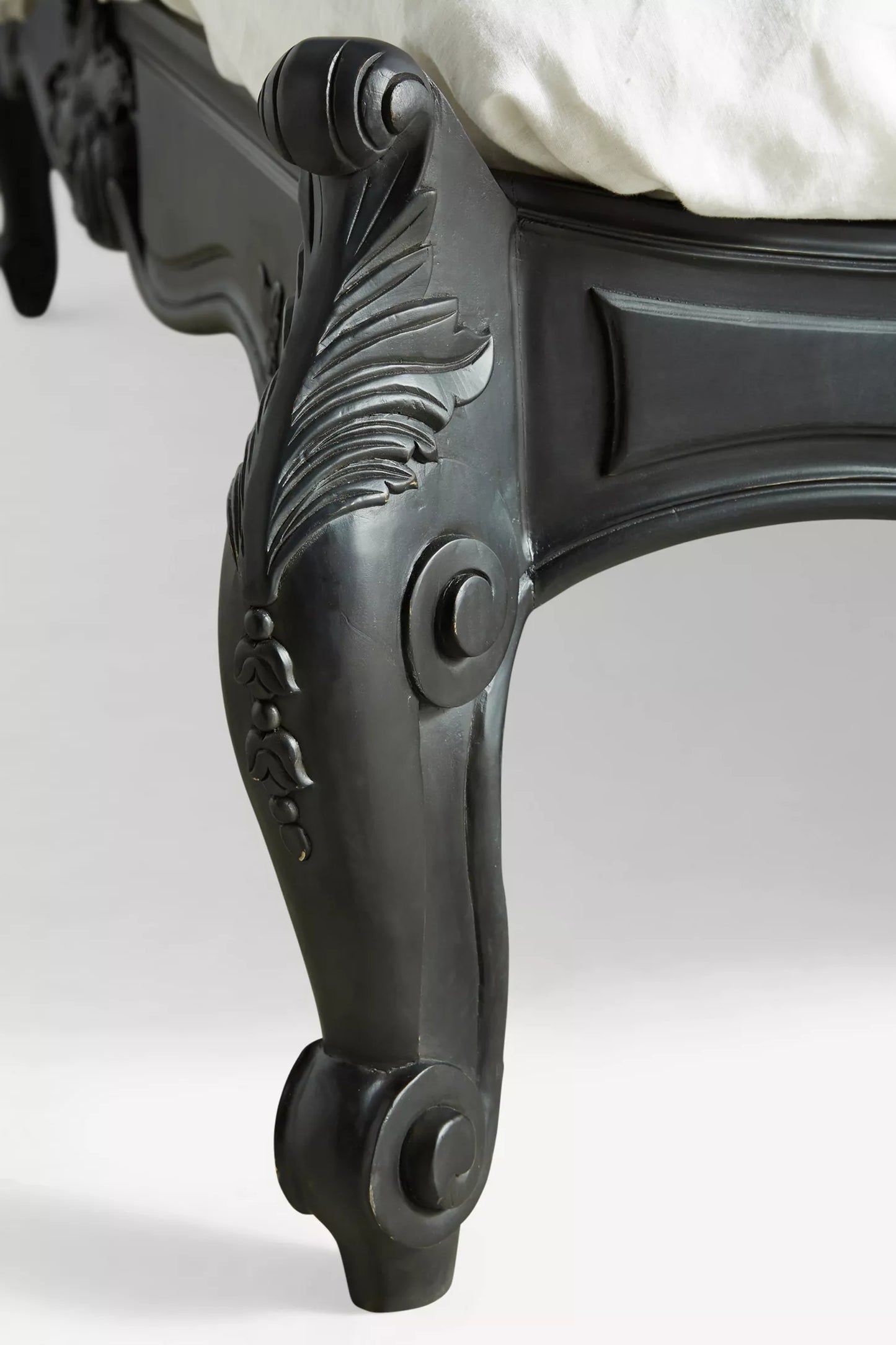 menara legs carving detail